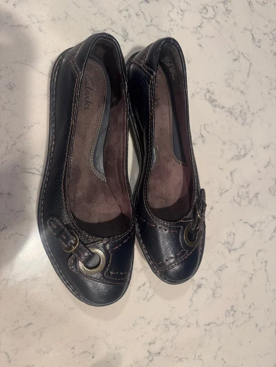 Clarks Women's Y2K Black Leather Ballet Flats with Brass Ring Buckle Accent - Picture 3 of 10